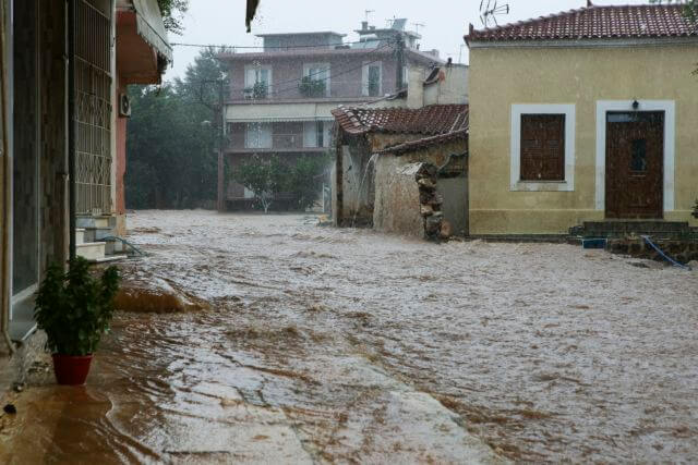 Δίκη για πλημμύρες Μάνδρας: Στο εδώλιο 8 κατηγορούμενοι μετά την απαλλαγή Δούρου και άλλων 5 κατηγορούμενων