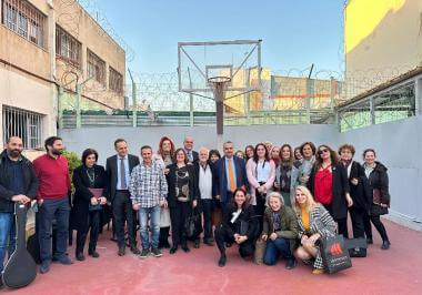 Εορταστικές «νότες» από τη Χορωδία του ΔΣΑ στις γυναικείες φυλακές Κορυδαλλού