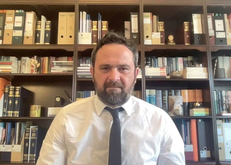 Άρθρο Κώστα Μίχου στο «dikastiko.gr»: «Νέος ΚΠΟΛΔ: Γιατί οι προθεσμίες και τα πειθαρχικά δεν θα λύσουν το πρόβλημα»