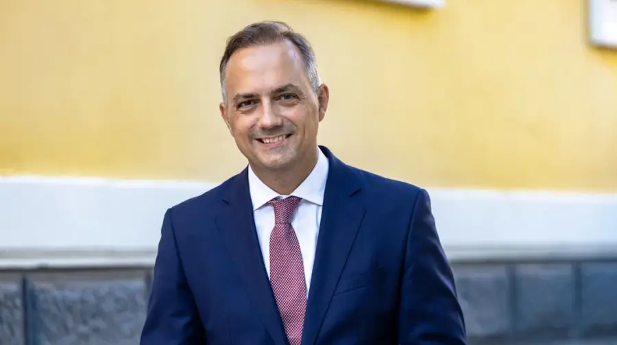 Συνέντευξη του Δημήτρη Αναστασόπουλου στην Athens Voice: Ο μαχόμενος δικηγόρος που διεκδικεί τον ΔΣΑ με σχέδιο και τόλμη