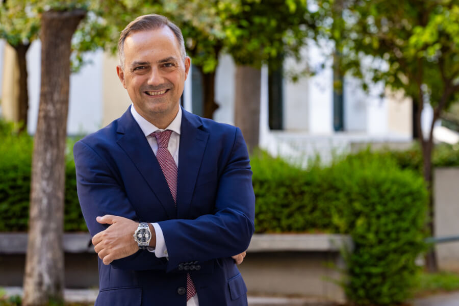 Δημήτρης Χρ. Αναστασόπουλος στο dikastiko.gr: Δικηγόροι πολλών και πολλαπλών ταχυτήτων οι έμμισθοι δικηγόροι και οι δικηγόροι με «μπλοκάκι»;