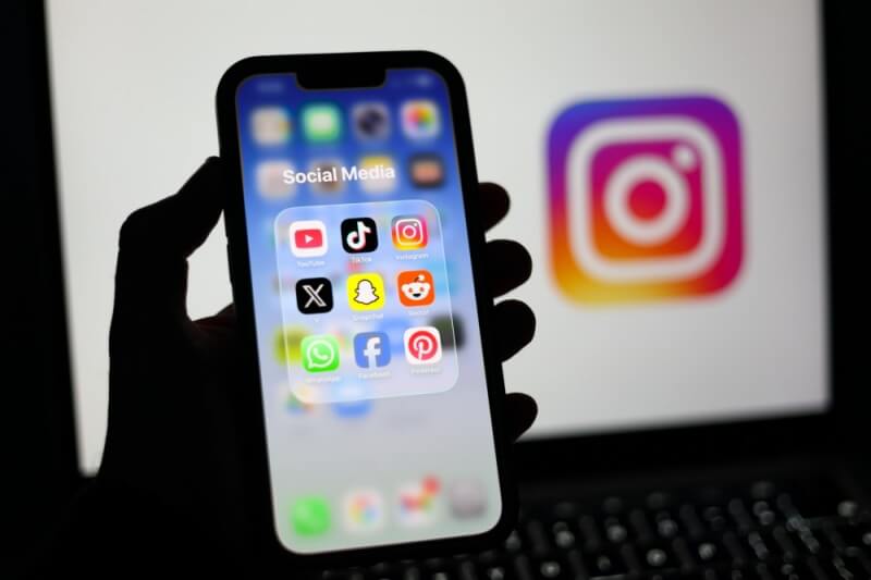 DSA: Ελλιπής η προστασία ανηλίκων κάτω των 13 ετών σε Instagram και Facebook